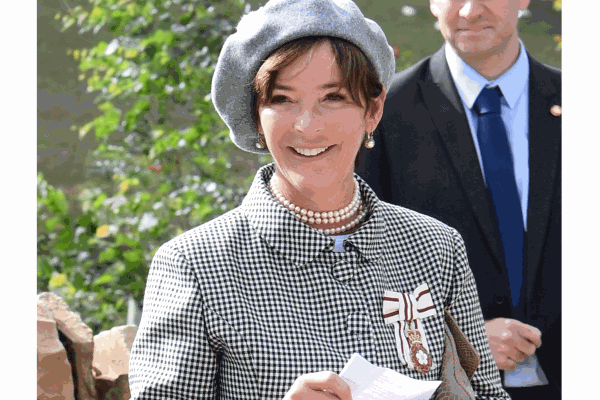 Image demonstrating Duchess of Northumberland hands over Lieutenancy  