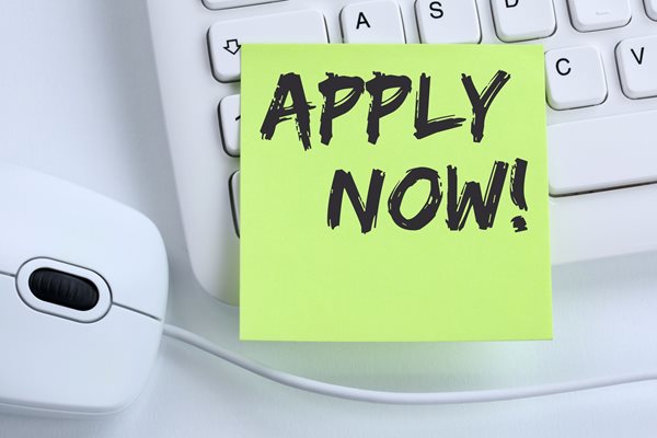 Photo of post-it note saying apply now