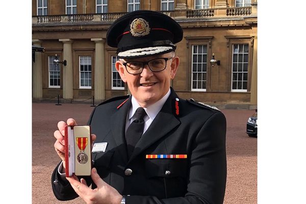 Paul Hedley holding the Queen's Medal