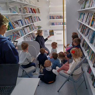 Schoolchildren in the new library van