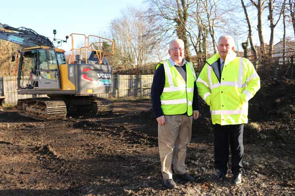 Councillors John Beynon and Glen Sanderson at the carpark site